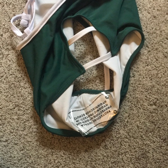 One Piece bikini - Picture 3 of 3